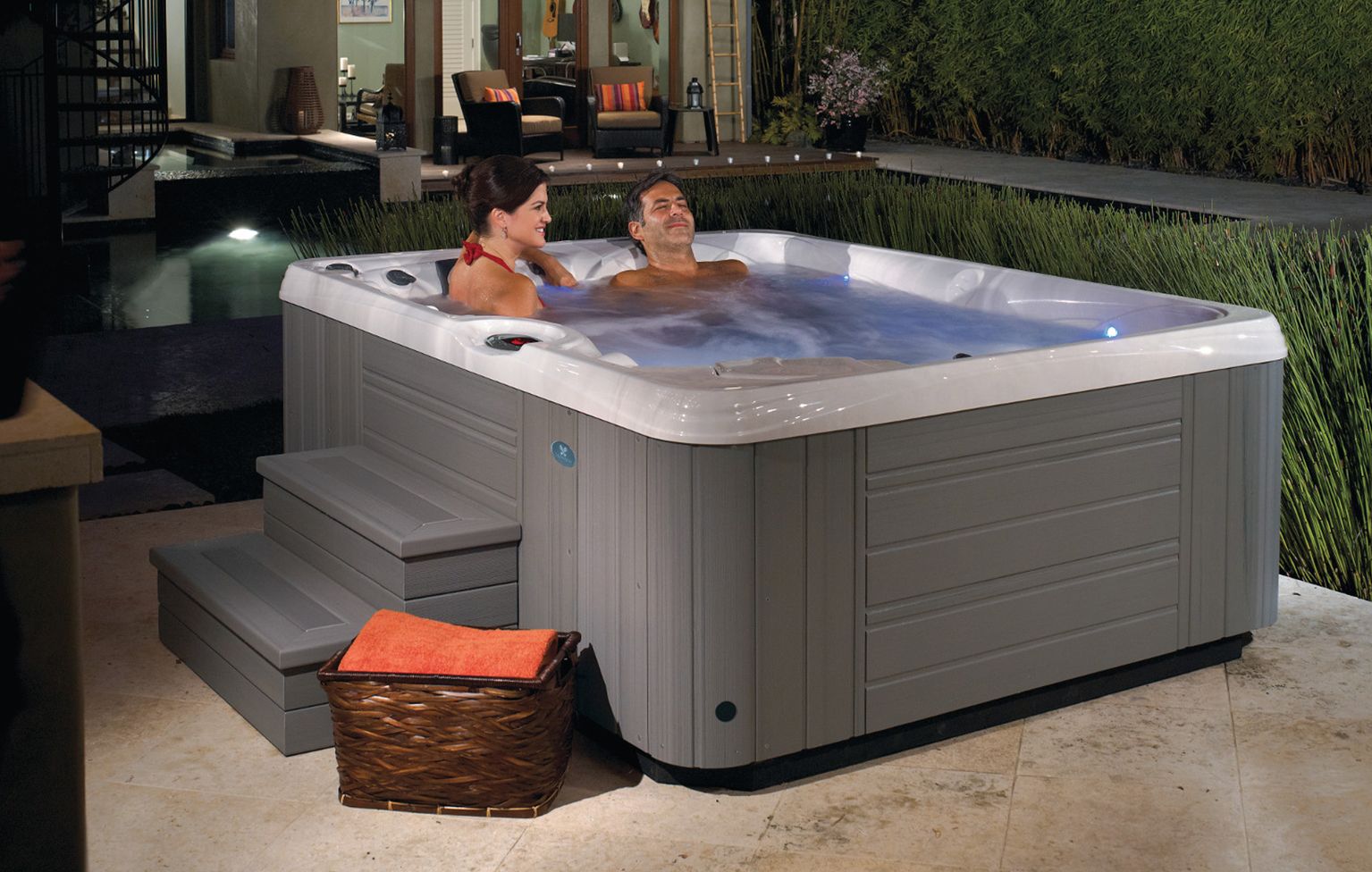 Paar entspannt abends im Wellness-Whirlpool im eigenen Garten